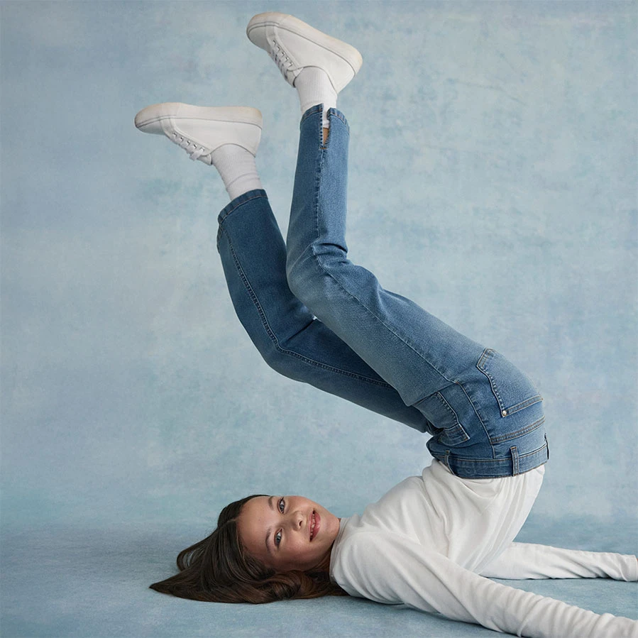 Bluză albă, combinată cu blugi skinny și pantofi albi.