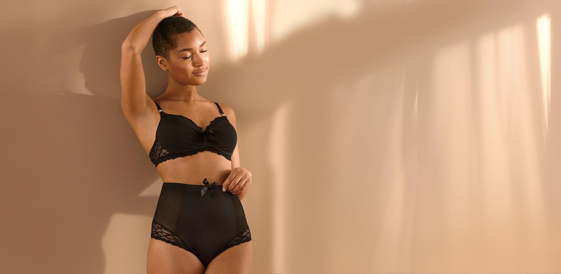 Lenjerie intimă elegantă neagră, din dantelă, pune în valoare silueta feminină.