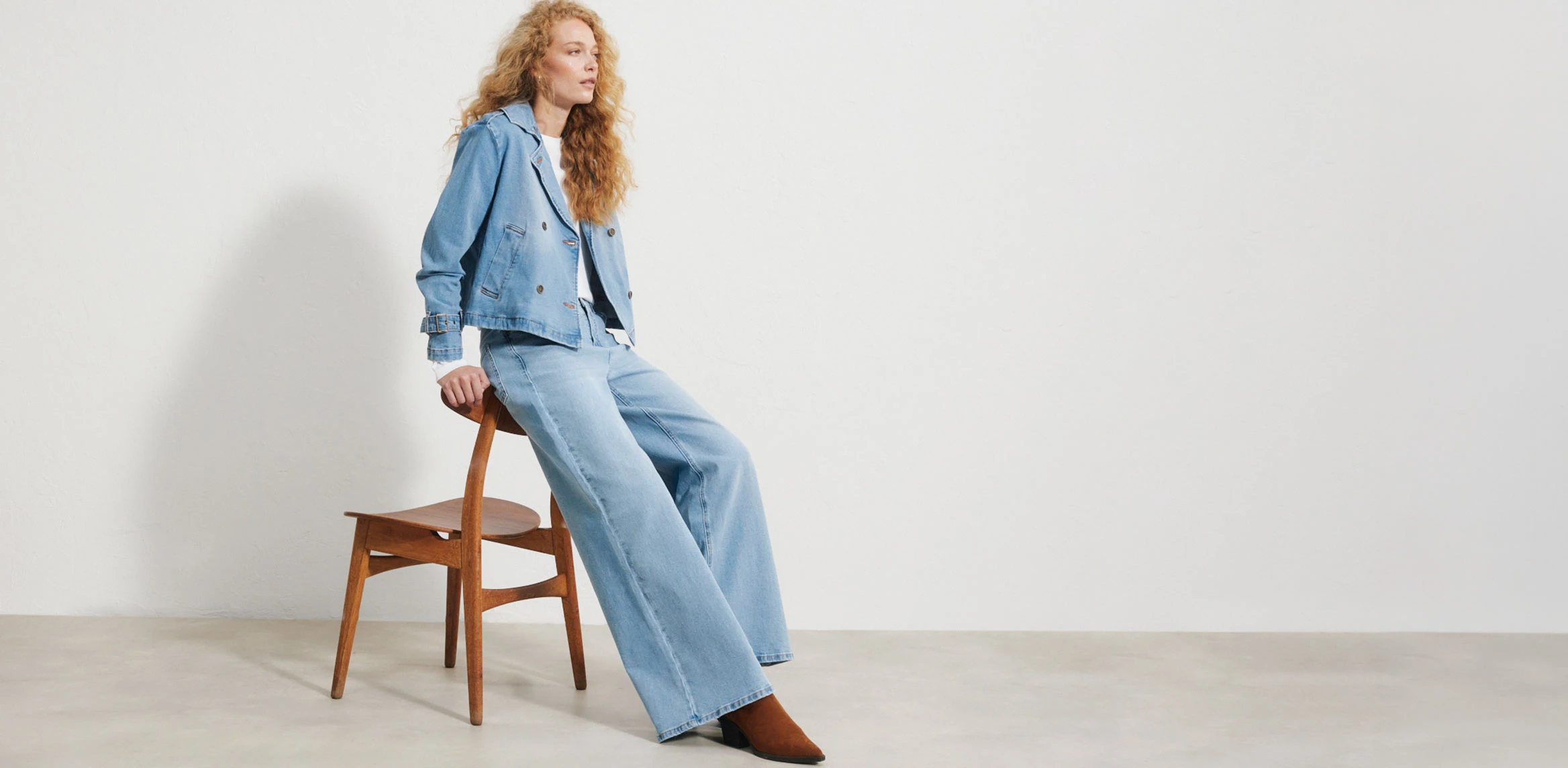 Colecția: WIDE LEG JEANS Șolduri înguste sau forme feminine? Sau poate o înălțime mare ori foarte mică? Acest model caracteristic de pantaloni, cu croială foarte largă a picioarelor, se potrivește aproape oricui: este ideal pentru a ascunde eventualele imperfecțiuni ale siluetei.