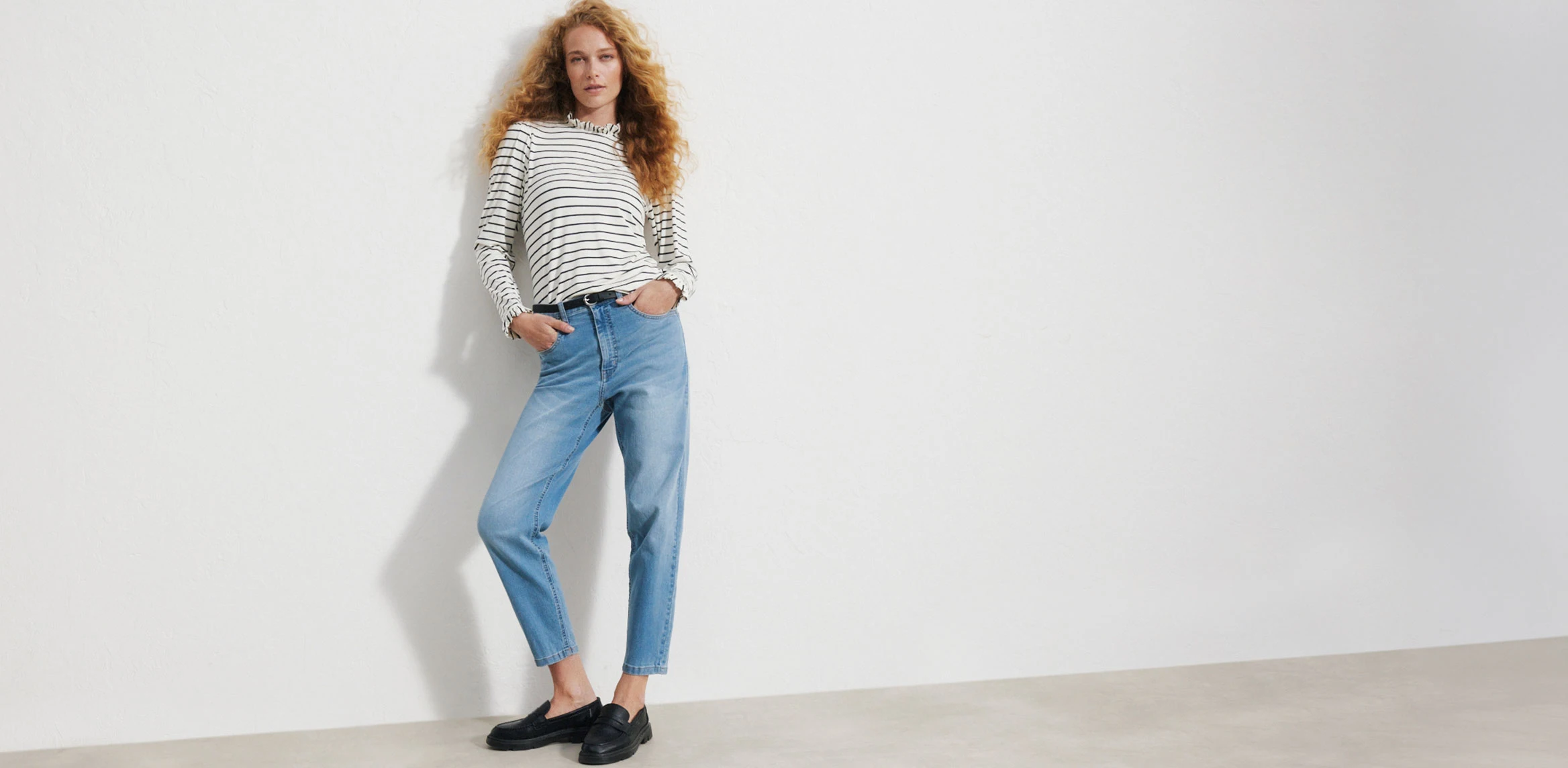 Colecția: MOM JEANS Se caracterizează prin talie înaltă și șnururile care se îngustează spre gleznă. Mamele știu ce este bun, așa că alege chiar astăzi acest croi modern de blugi, care se potrivește perfect în ținutele de zi cu zi.