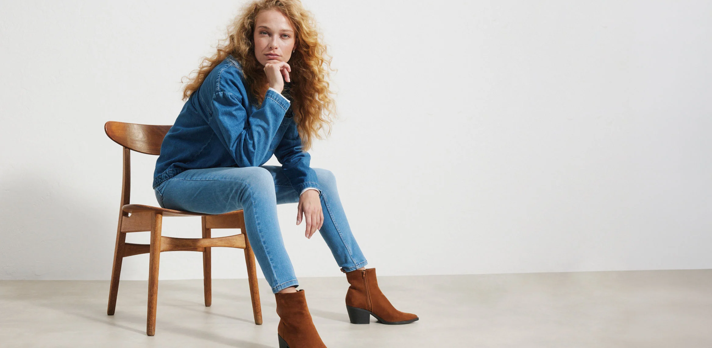 Colecția: SKINNY FIT Este, fără îndoială, un model care oferă încredere în sine. Datorită croielii foarte mulate și conținutului ridicat de elastan, acești pantaloni sunt extrem de confortabili la purtare. Evidențiază-ți formele și alege chiar acest model!