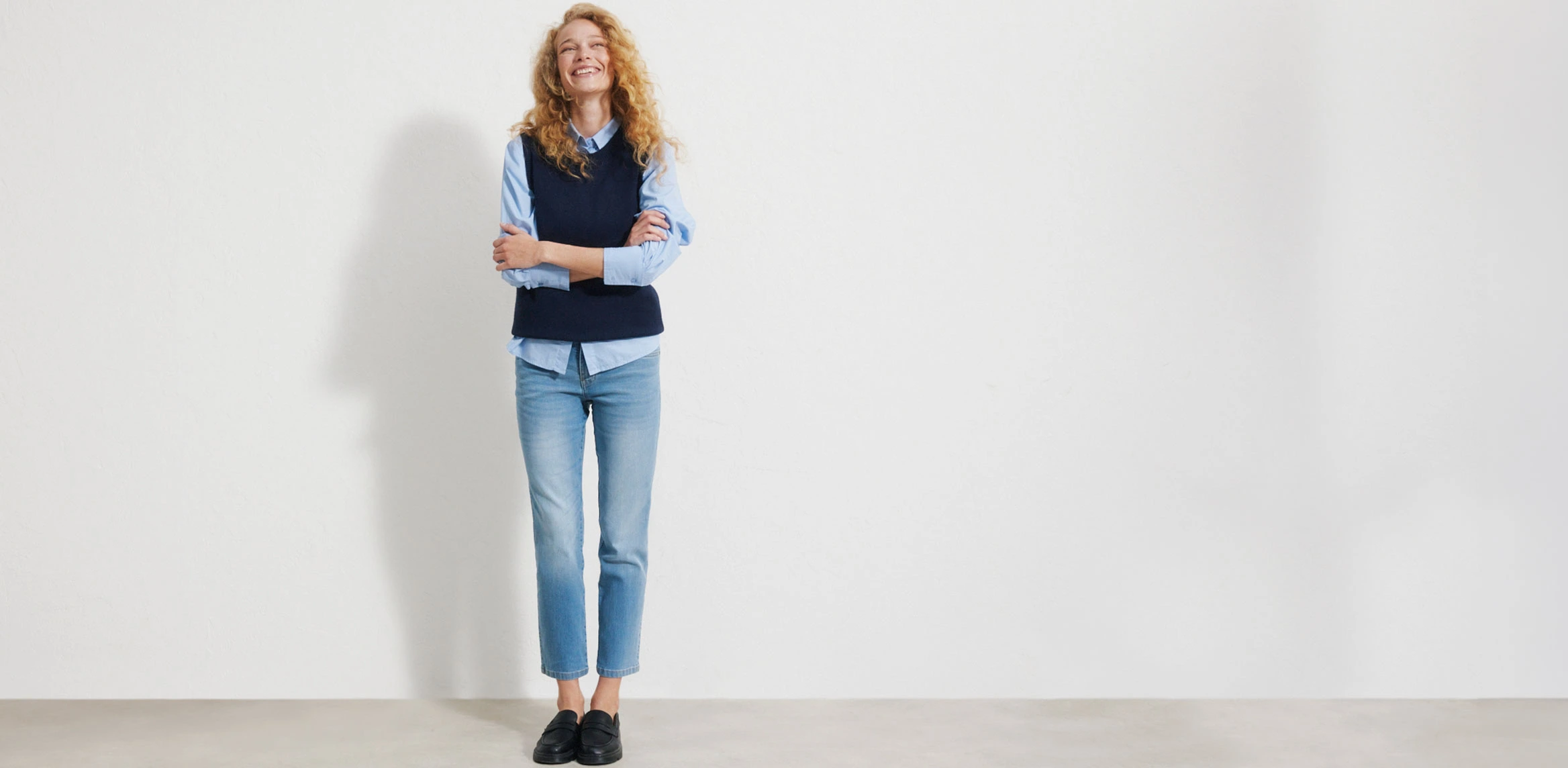 Colecția: STRAIGHT FIT Adică un clasic în garderoba feminină. Croiala dreaptă a pantalonilor este un hit atemporal. Se potrivește aproape oricărei siluete și, în plus, oferă posibilități nesfârșite de stilizare.