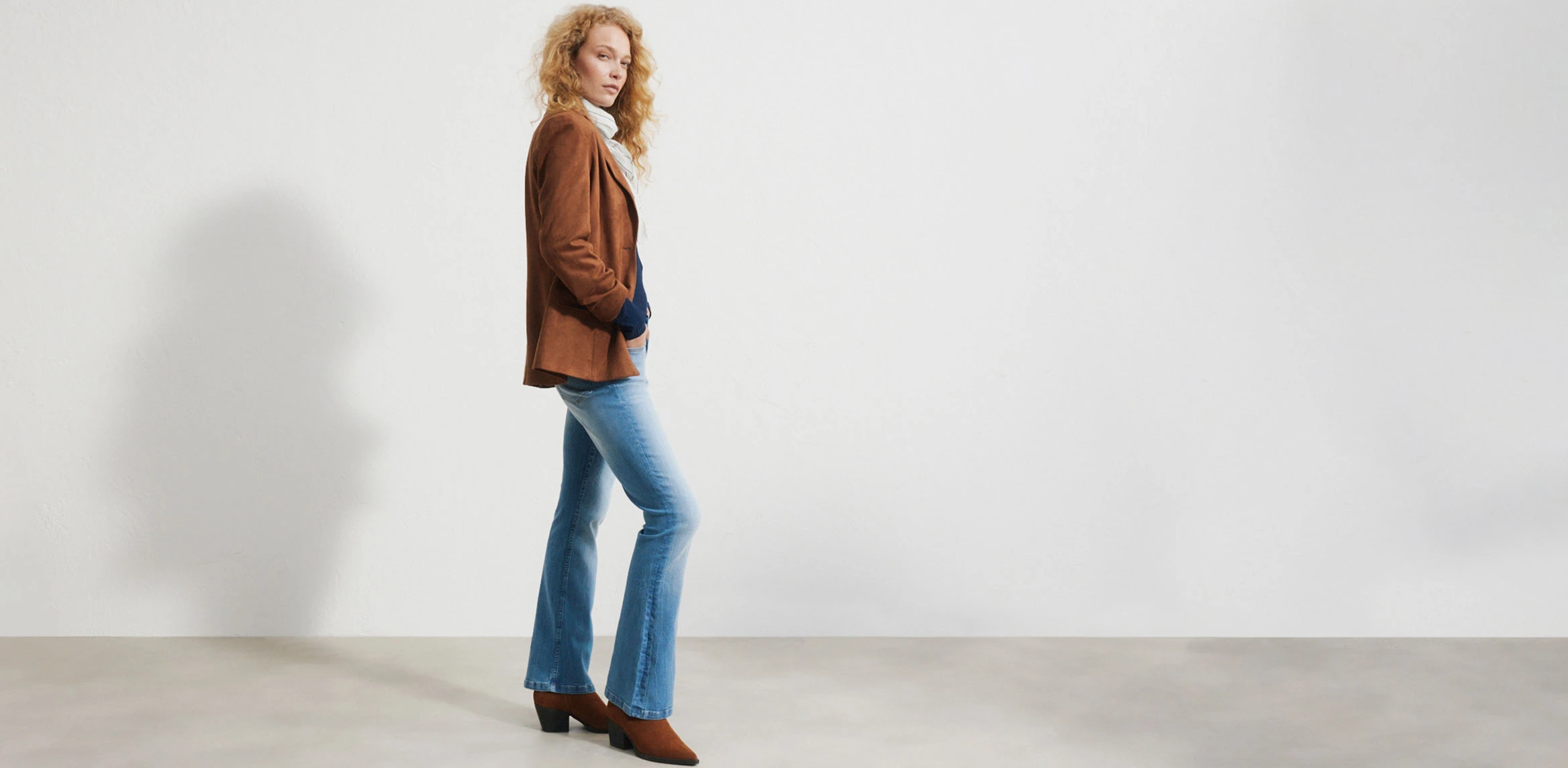 Colecția: FLARED JEANS Născuți în anii ’70 și încă la modă, blugii cu croială mai largă alungesc optic silueta și permit crearea unei ținute inspirate de moda de altădată.