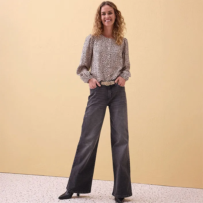 Bluză vaporoasă cu model și mâneci bufante, asortată la blugi evazați, gri.