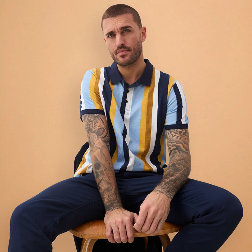 Tricou polo în dungi albastru închis-galben, combinat cu pantaloni bleumarin.