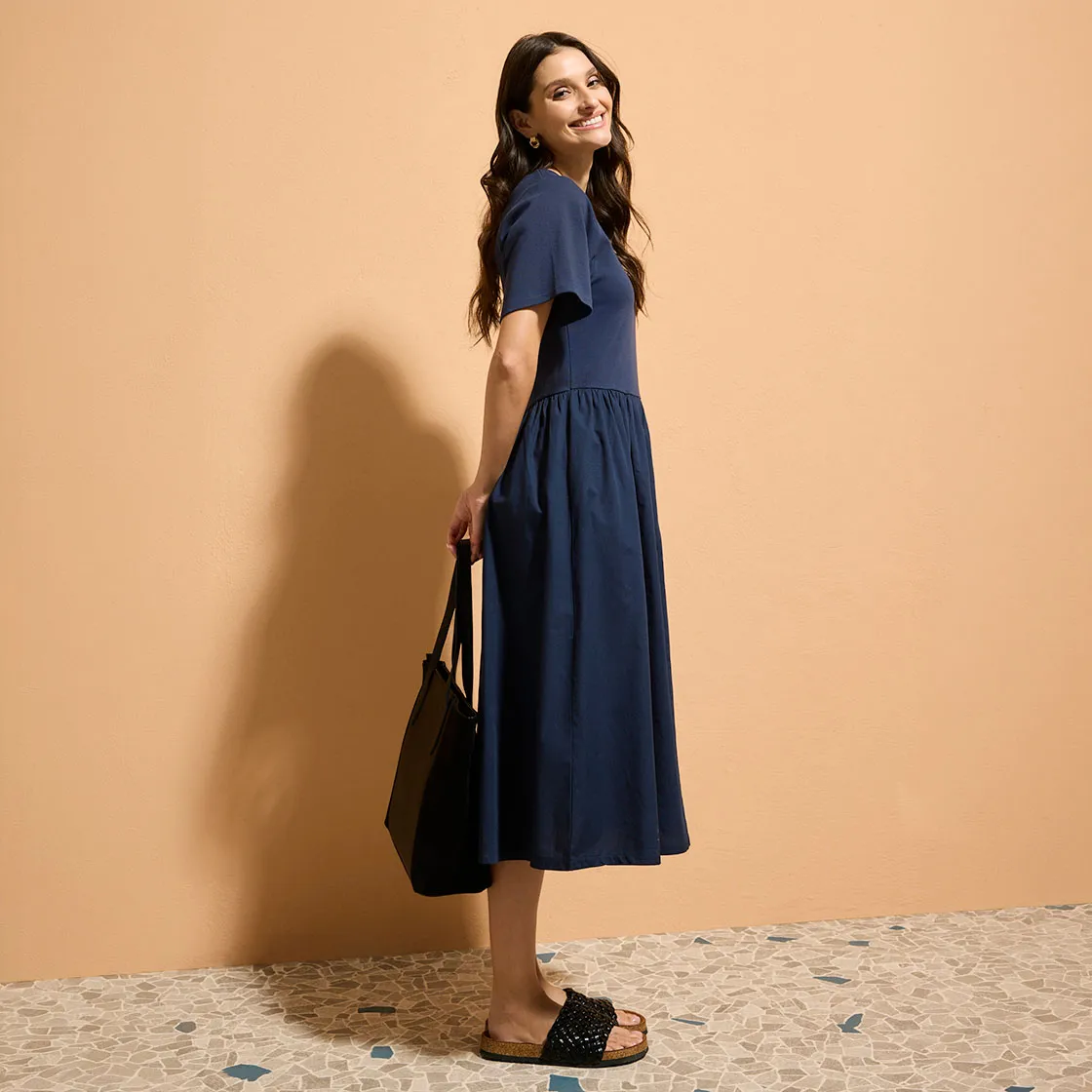 Rochie de vară bleumarin elegantă cu mâneci scurte.