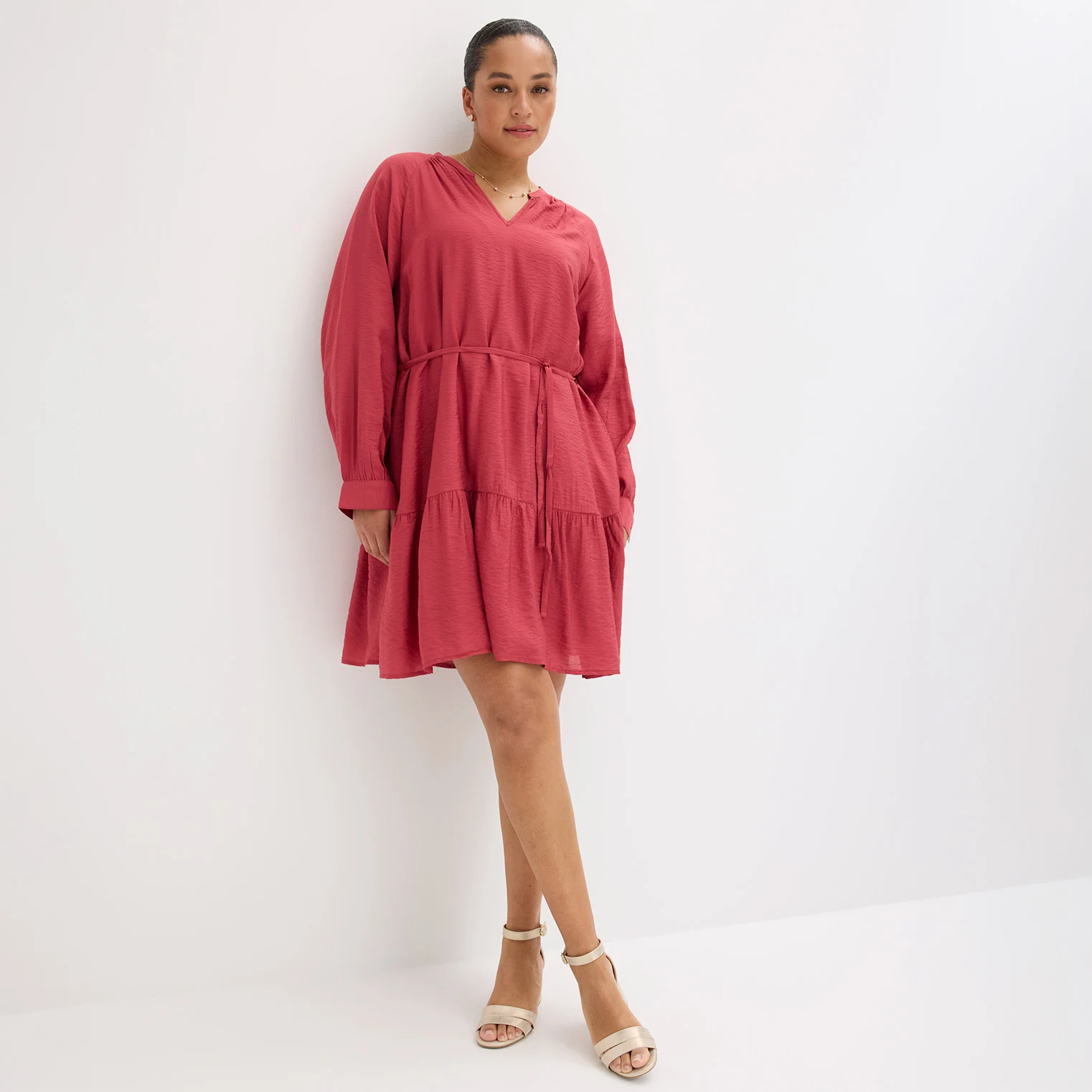 Rochie de vară elegantă cu mânecă lungă și sandale albe cu toc înalt, pentru un look foarte stilat.