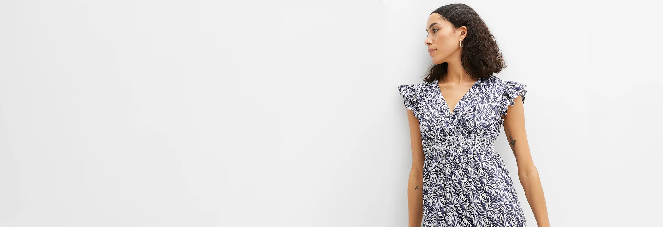 Rochie elegantă de vară cu model albastru cu frunze, decolteu în V și talie încrețită.